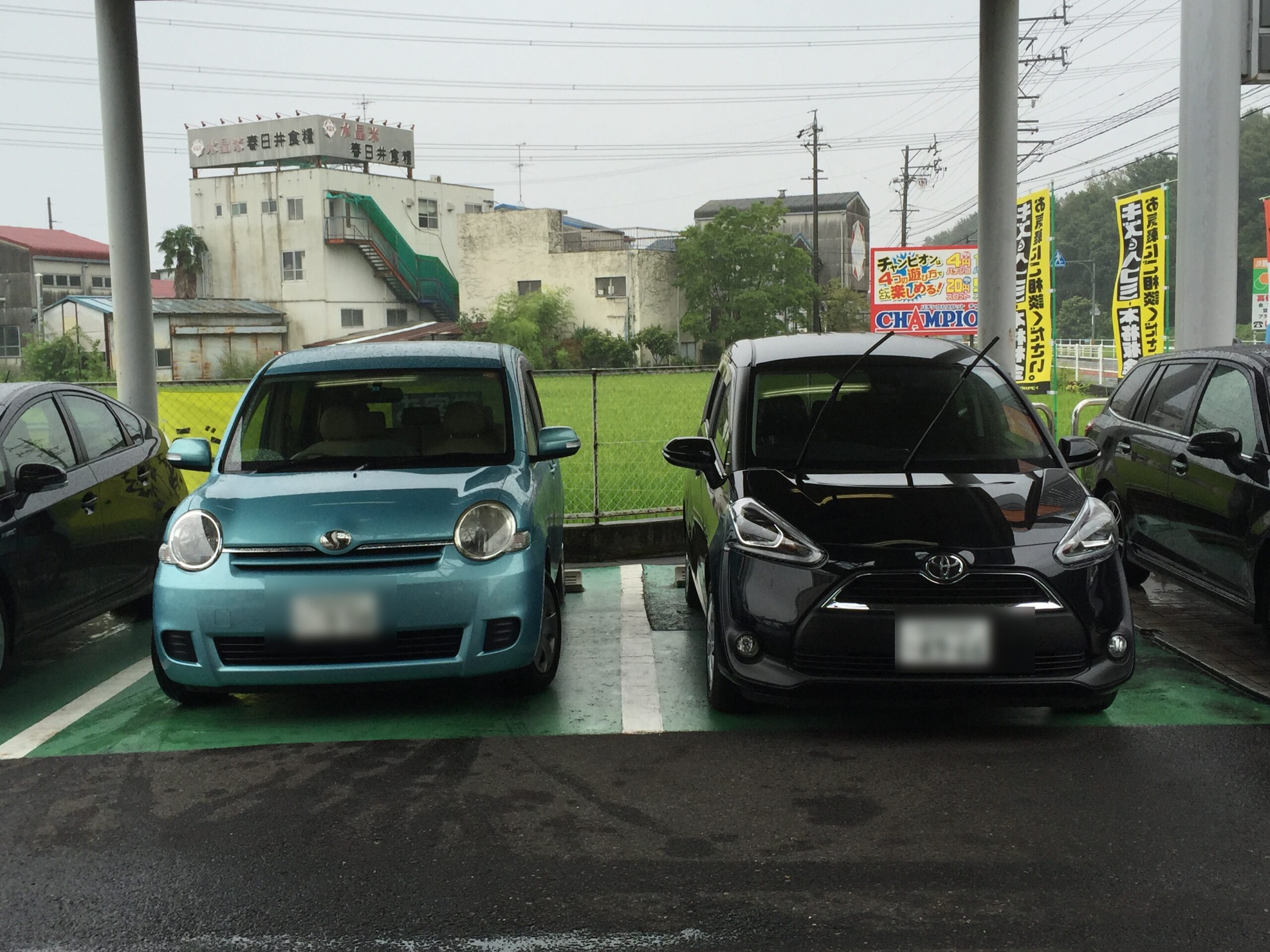 古いシエンタと新しいシエンタが二台並んでいる。