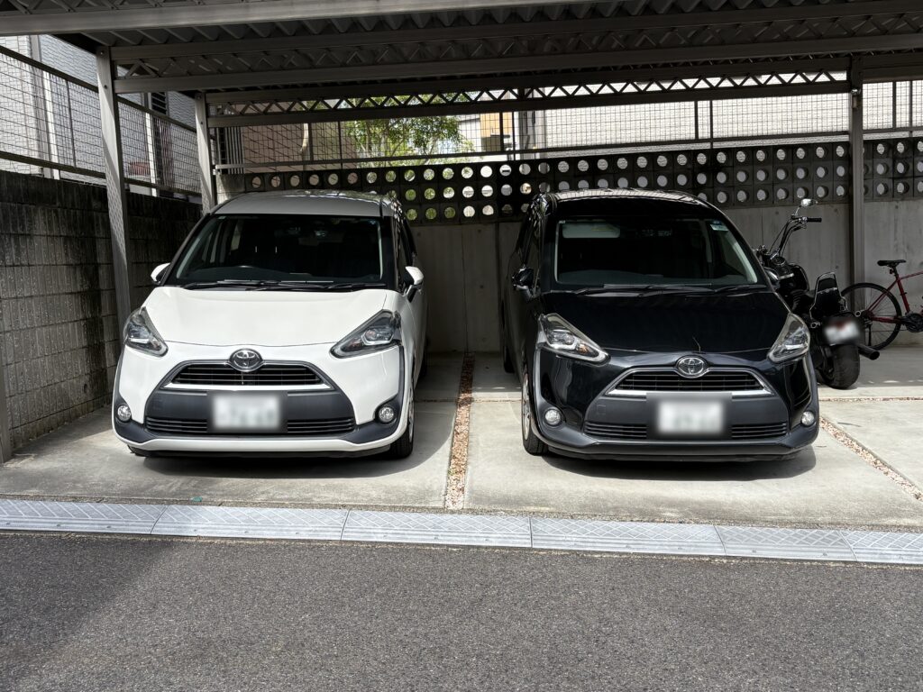 自宅に駐車した白と黒の二台のシエンタ。
