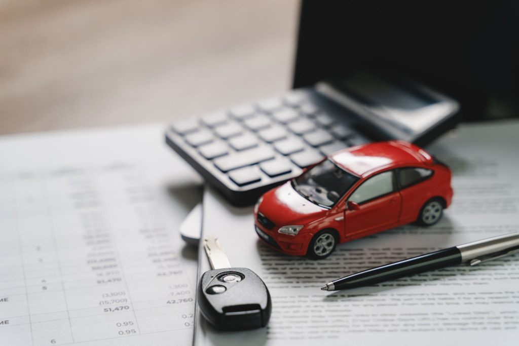 車の見積り比較と値引き交渉のイメージ。出典: ジャストストック/ゲッティイメージズ