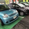 水色と黒のシエンタが並んで駐車している様子(店舗前)