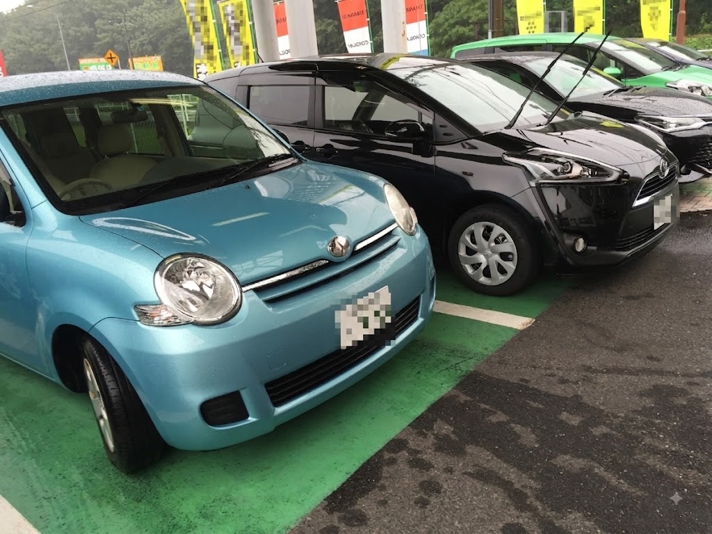水色と黒のシエンタが並んで駐車している様子(店舗前)
