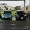 水色と黒、2台のシエンタが並んで駐車している様子