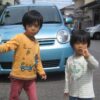 水色のシエンタの前でピースサインをする子どもたち