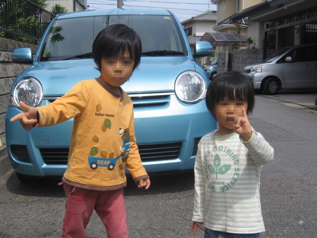 水色のシエンタの前でピースサインをする子どもたち