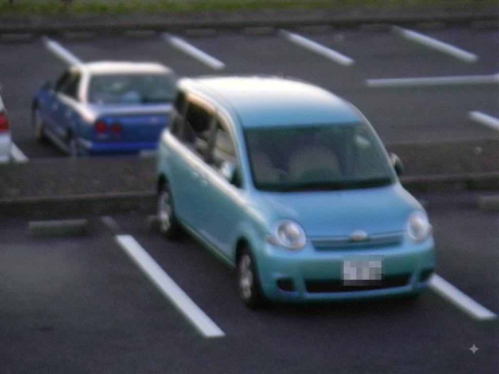 駐車場に停めた水色のシエンタを高い位置から撮影