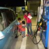 ガソリンスタンドでシエンタに給油する家族の様子