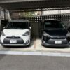 カーポートに並んで駐車された白と黒のシエンタを正面から撮影